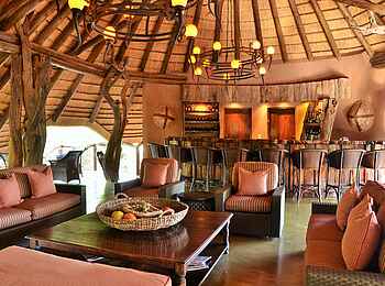Motswiri Private Safari Lodge: Die gemütliche Bar in der Lounge Motswiri Private Safari Lodge: Die gemütliche Bar in der Lounge