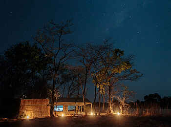 Nkonzi Bush Camp: Gästezelt bei Nacht Nkonzi Bush Camp: Gästezelt bei Nacht