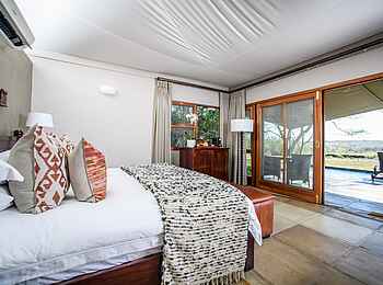 Savanna Lodge: Blick aus dem Schlafzimmer der Luxury Suite Savanna Lodge: Blick aus dem Schlafzimmer der Luxury Suite