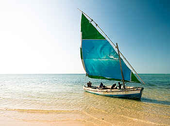 &Beyond Benguerra Island: Eine Dhow legt am Strand an