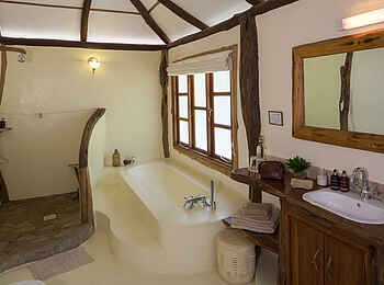 Basecamp Mara Houses: Das Badezimmer im Mara House Basecamp Mara Houses: Das Badezimmer im Mara House