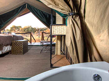 Camp Savuti: Badewanne und Doppelbett