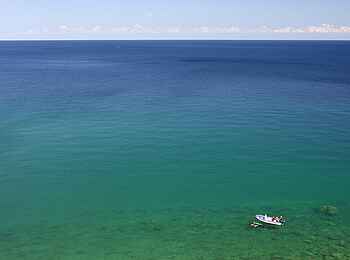 Kaya Mawa: Kleines Boot im großen See