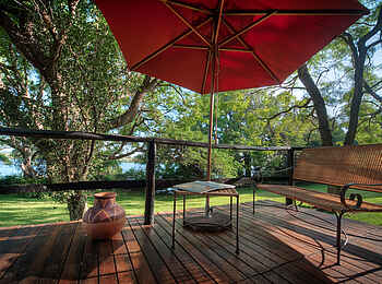 Kubu Lodge: Gästechalet-Veranda Kubu Lodge: Gästechalet-Veranda