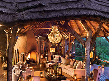 Madikwe Safari Lodge Lelapa: Lounge mit deckenhohem Kamin