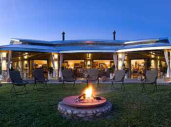 Mushara Outpost: Hauptgebäude am Abend