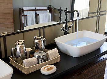 Nxabega Okavango Tented Camp: Waschtisch im Badezimmer