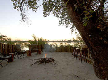 Pelo Camp: Boma am Abend Pelo Camp: Boma am Abend