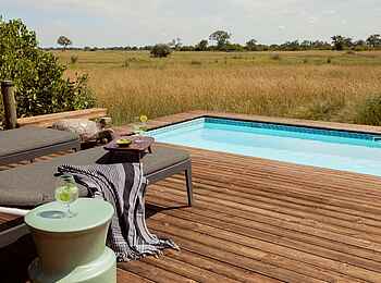 Tuludi Camp: Liegen am Pool Tuludi Camp: Liegen am Pool