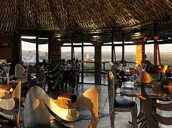 Vingerklip Lodge: Das lichtdurchflutete Eagle's Nest Restaurant mit Blick auf die Felsformation Vingerklip