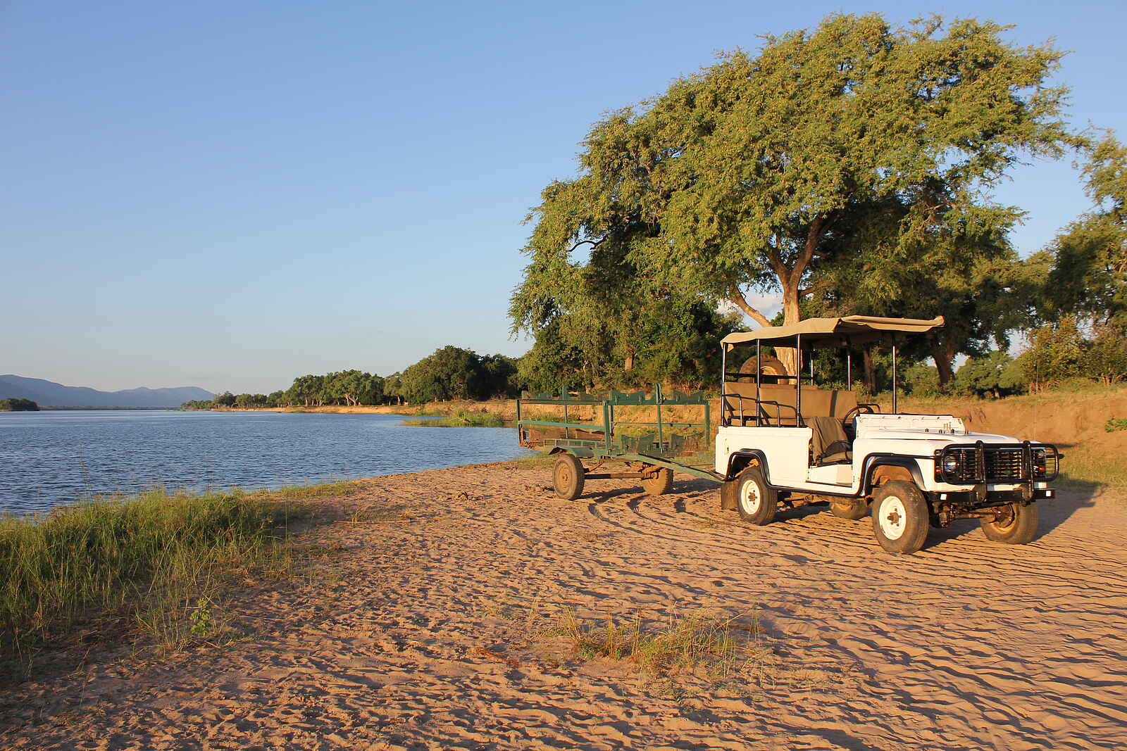 Vundu Camp: Game Drive Vehicle mit Anhänger für Kanus Vundu Camp: Game Drive Vehicle mit Anhänger für Kanus