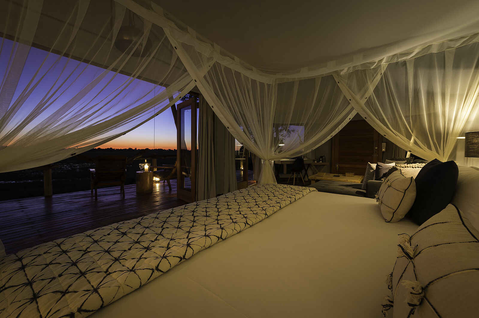 Kwetsani Camp: Kingsizebett mit Moskitonetz Kwetsani Camp: Kingsizebett mit Moskitonetz