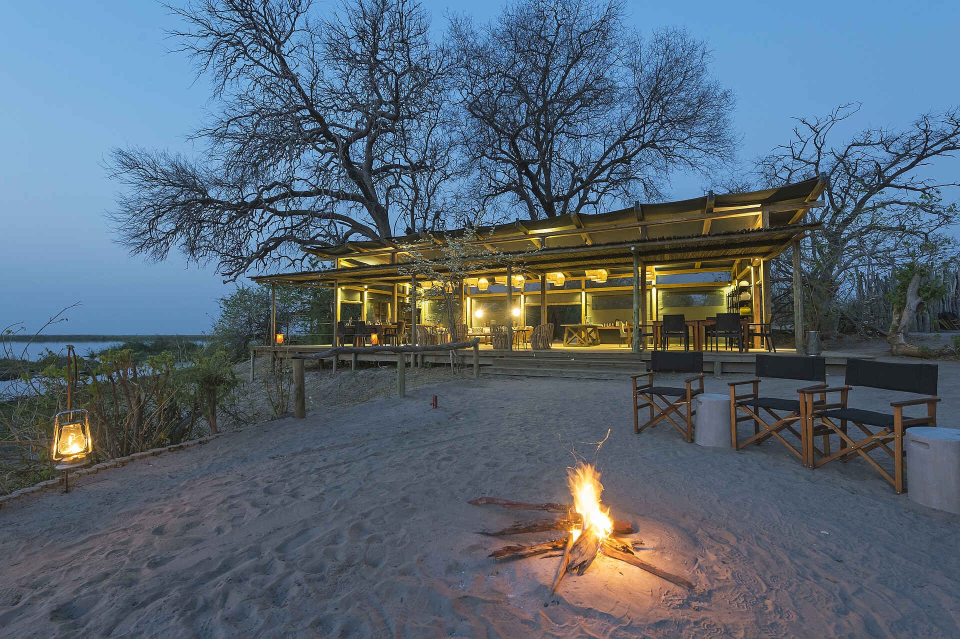 Linyanti Tented Camp, Linyanti-Konzession, Linyanti-Sümpfe, Wilderness Safaris, Feuer, Gesamtansicht, Hauptgebäude, Lagerfeuer, Adventure Camp