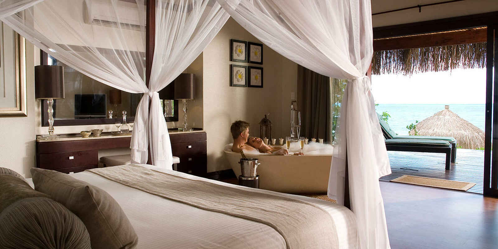 Anantara Bazaruto Island Resort and Spa: Doppelbett und Bad im Beach Chalet Anantara Bazaruto Island Resort and Spa: Doppelbett und Bad im Beach Chalet