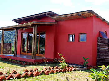 Chameleon Hills Lodge: Gästechalet mit Terrasse und Grünstreifen