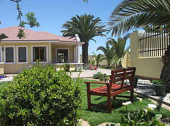 Cornerstone Guesthouse: Perspektive im Garten