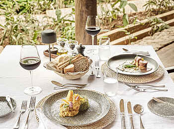 Gorilla Forest Lodge: Dinner auf der Terrasse Gorilla Forest Lodge: Dinner auf der Terrasse