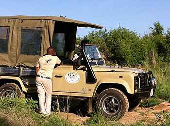 Grumeti Hills Camp: Geländefahrzeug mit regenschutz