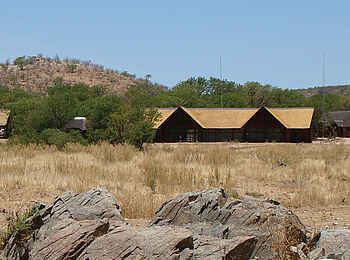 Hobatere Lodge: Hauptgebäude Hobatere Lodge: Hauptgebäude