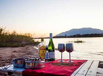 Kasaka River Lodge: Sundowner am Sambesi Kasaka River Lodge: Sundowner am Sambesi