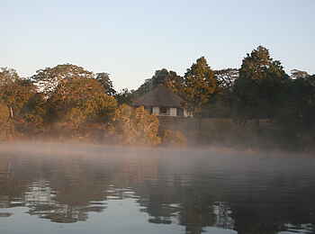 Leopard Lodge: Morgennebel vor der Lodge