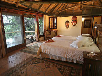 Lianshulu Lodge: Gästechalet mit Masken Lianshulu Lodge: Gästechalet mit Masken
