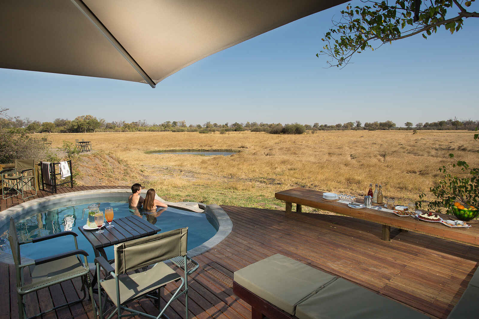 Little Machaba Camp: Der Infinity Pool auf dem Sonnendeck mit Blick auf die Lichtung kleiner Snackbar Little Machaba Camp: Der Infinity Pool auf dem Sonnendeck mit Blick auf die Lichtung kleiner Snackbar