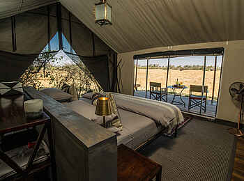 Little Machaba Camp: Interieur eines Gästezelts mit Doppelbett, Veranda und schönem Landschaftsblick