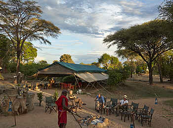 Mdonya Old River Camp: Hauptzelt und Feuerplatz