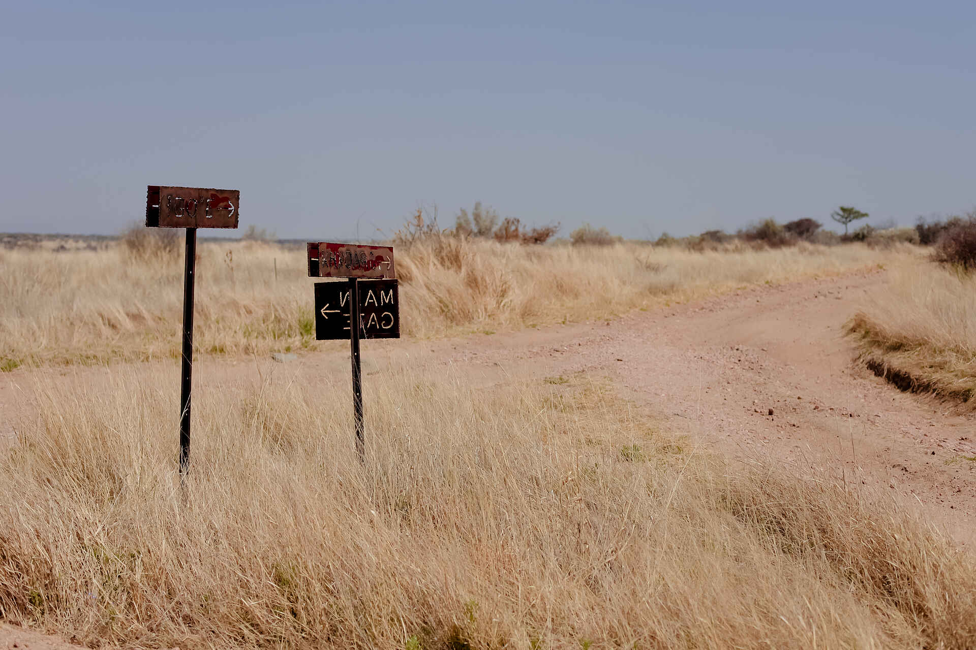 Naankuse Lodge: Wegweiser Airport, Auffangsstation, Auswilderung, Auszeichnung, Carnivoren, Charity, Charity Lodge, Fleischfresser, Flughafen, Gepard, Geparden, Hochzeit, Koch, Küche, Leopard, Leoparden, Naankuse, Naankuse Foundation, Naankuse Lodge, Naankuse Reservat, Naankuse Reservation, Naankuse Schutzgebiet, Naankuse Stiftung, Namiba, Raubtiere, Reservat, Safari, San, San-Volk, Seminar, South East Namibia, South Namibia, Südnamibia, Südostnamibia, Tagung, Tierschutz, Tracking, Windhoek, Wohltätigkeit, Anfahrt, Anreise, Busch, Landschaft, Savanne, Weg, Wegweiser
