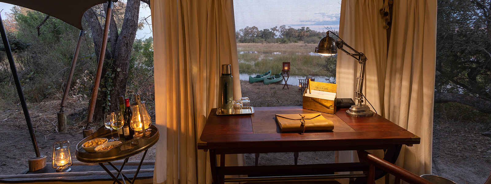 Okavango Explorers Camp: Schreibtisch mit Blick ins Freie Okavango Explorers Camp: Schreibtisch mit Blick ins Freie