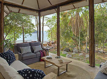 Rubondo Island Camp: Terrasse einer Gästeunterkunft Rubondo Island Camp: Terrasse einer Gästeunterkunft