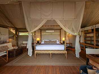 Sable Alley Camp: Honeymoonsuite Schlafbereich