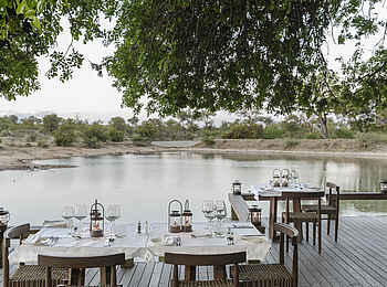 Simbavati Waterside Lodge: Die Terrasse am Wasserloch Simbavati Waterside Lodge: Die Terrasse am Wasserloch