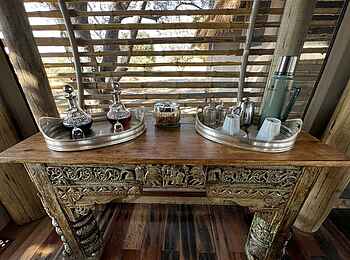 Sitatunga Private Island Camp: Anrichte im Gästezelt