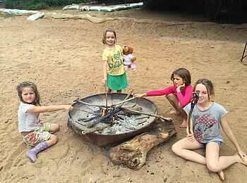 Wayo Manyara Green Camp: Kinder beim Grillen