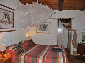 Frog and Fern Cottages: Mzanje Cabin - Moskitonetz und Bett Frog and Fern Cottages: Mzanje Cabin - Moskitonetz und Bett