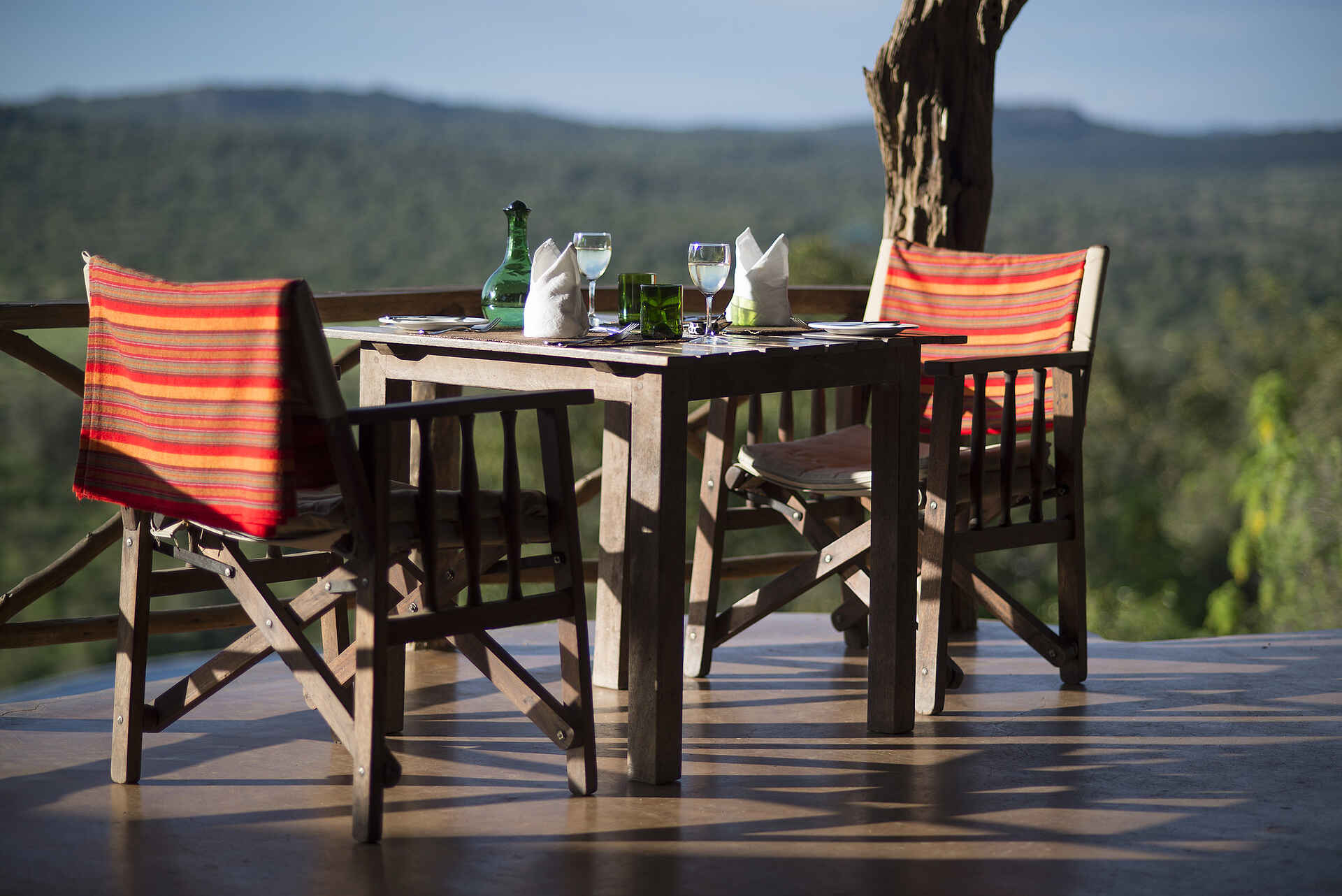 Afrikarma, Afrikarma Safaris, Afrikarma Safaris. Wildnis. Hautnah, Afrikarma.de, kinderfreundliche Lodge, Lake Mburo Nationalpark, Mihingo Lodge, Pferdesafaris, Uganda, Abendessen, Dinner, Restaurant, Terrasse