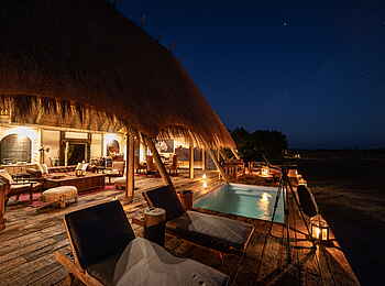 Selinda Suite: Deck mit Liegestühlen