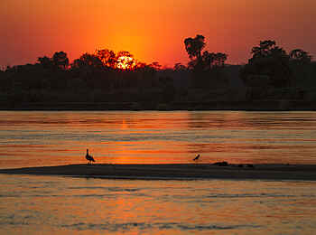 Tusk and Mane Safaris: Sonnenuntergang hinter einer Sandbank Tusk and Mane Safaris: Sonnenuntergang hinter einer Sandbank