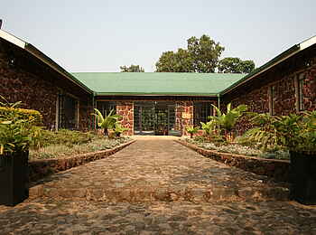 Clouds Mountain Gorilla Lodge: Haupteingang
