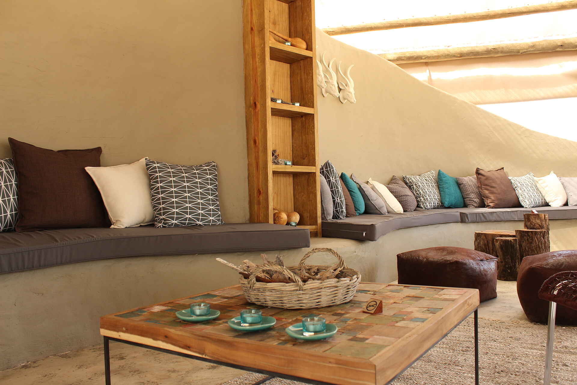 Khwai Guest House: Hauptbereich khwai guest house, lounge, main area