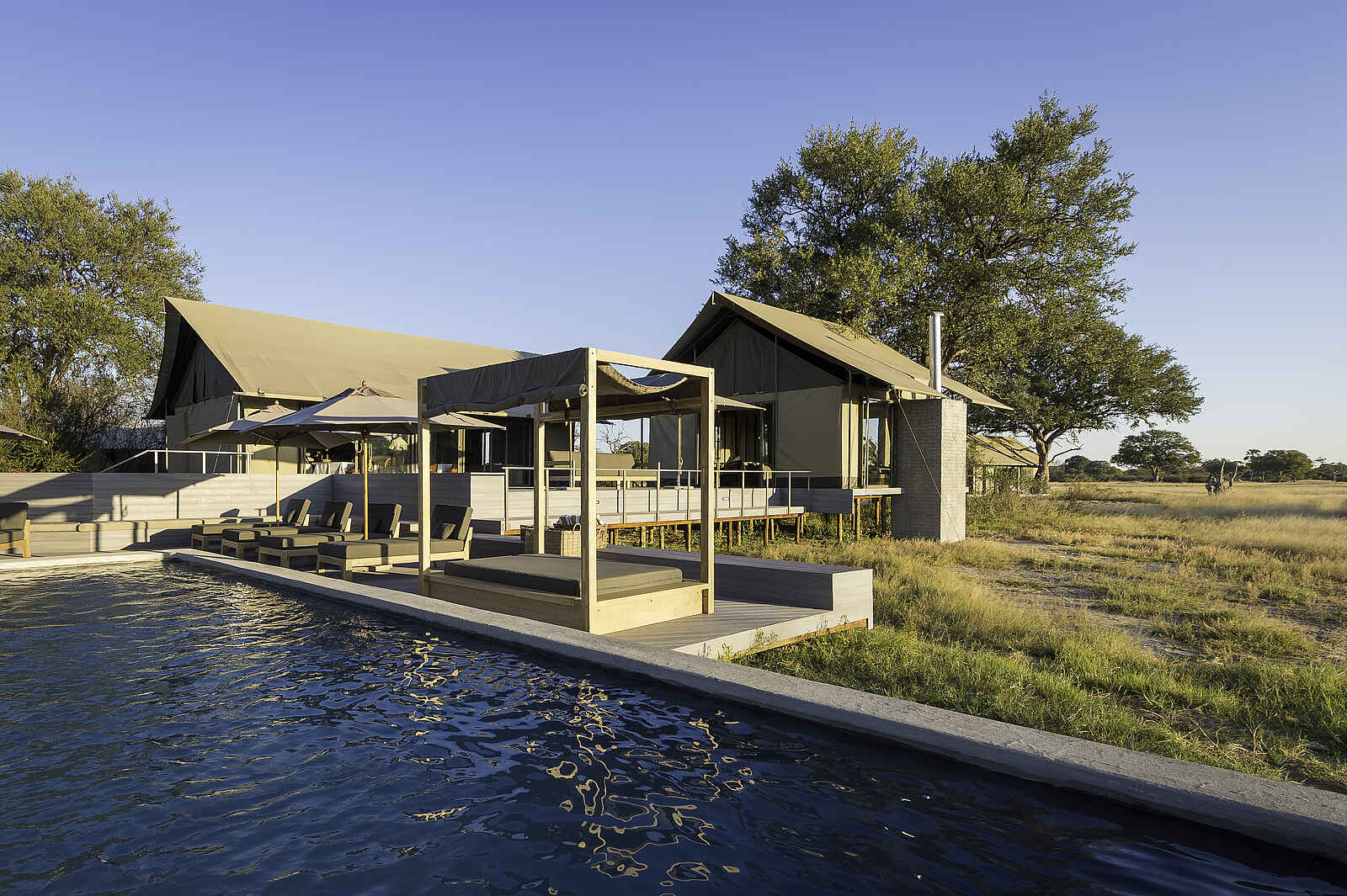 Linkwasha Camp: Hauptgebäude und Pool Linkwasha Camp: Hauptgebäude und Pool