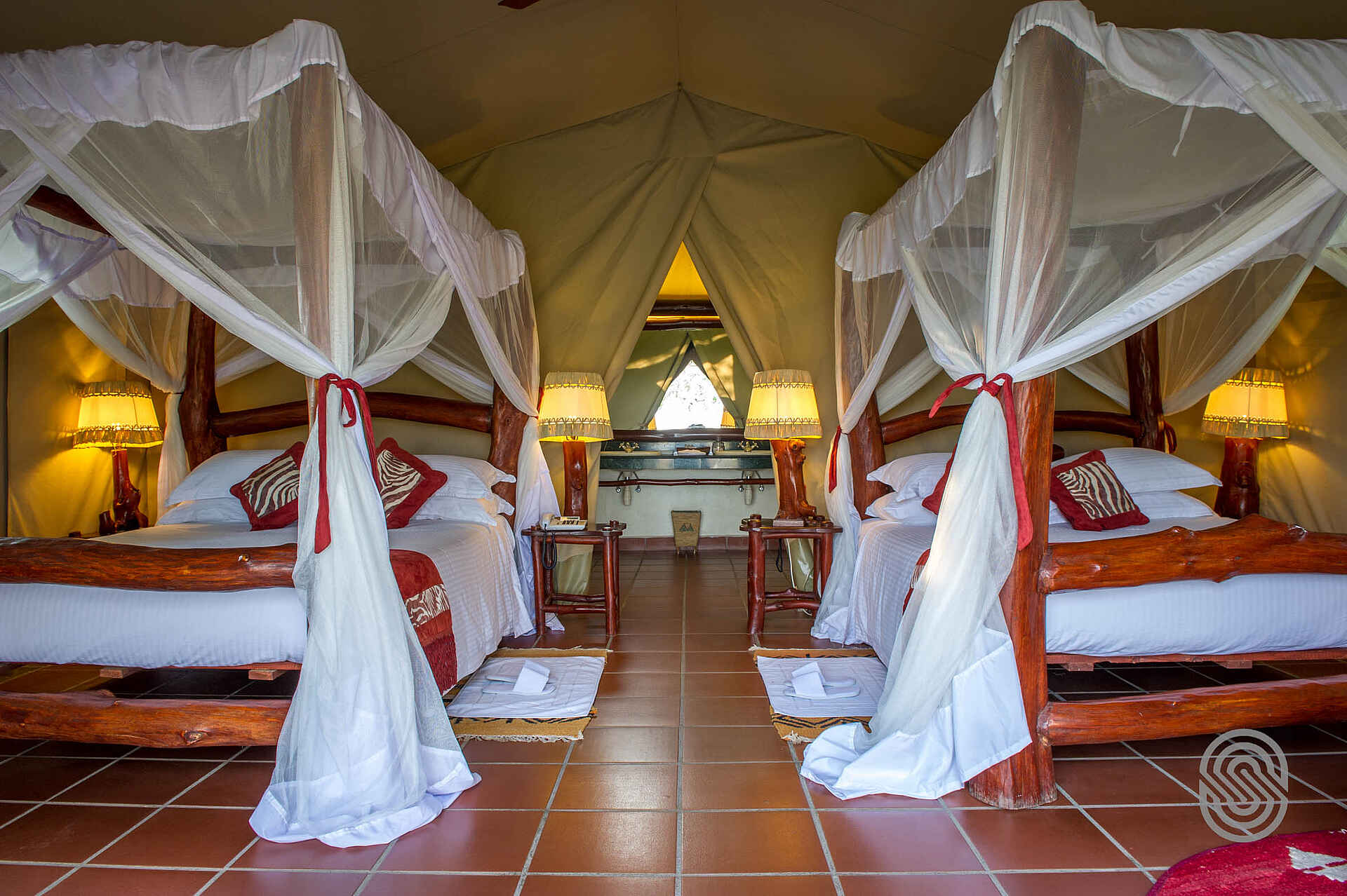 Mbuzi Mawe Serena Camp: Zwei Einzelbetten Mbuzi Mawe Serena Camp, Serena Hotels, Serengeti, Einzelbetten, Gästezelt, afrikarma, afrikarma Safaris, afrikarma Safaris - Wildnis. Hautnah., afrikarma.de
