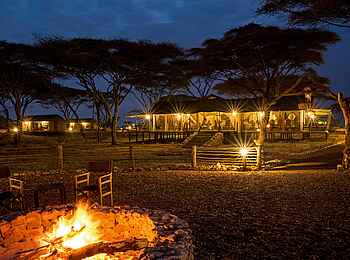 Ole Serai Luxury Camp - Turner Springs: Lagerfeuer in der Boma Ole Serai Luxury Camp - Turner Springs: Lagerfeuer in der Boma