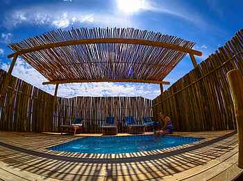 Rooiputs Lodge: Plunge Pool mit Schattendach