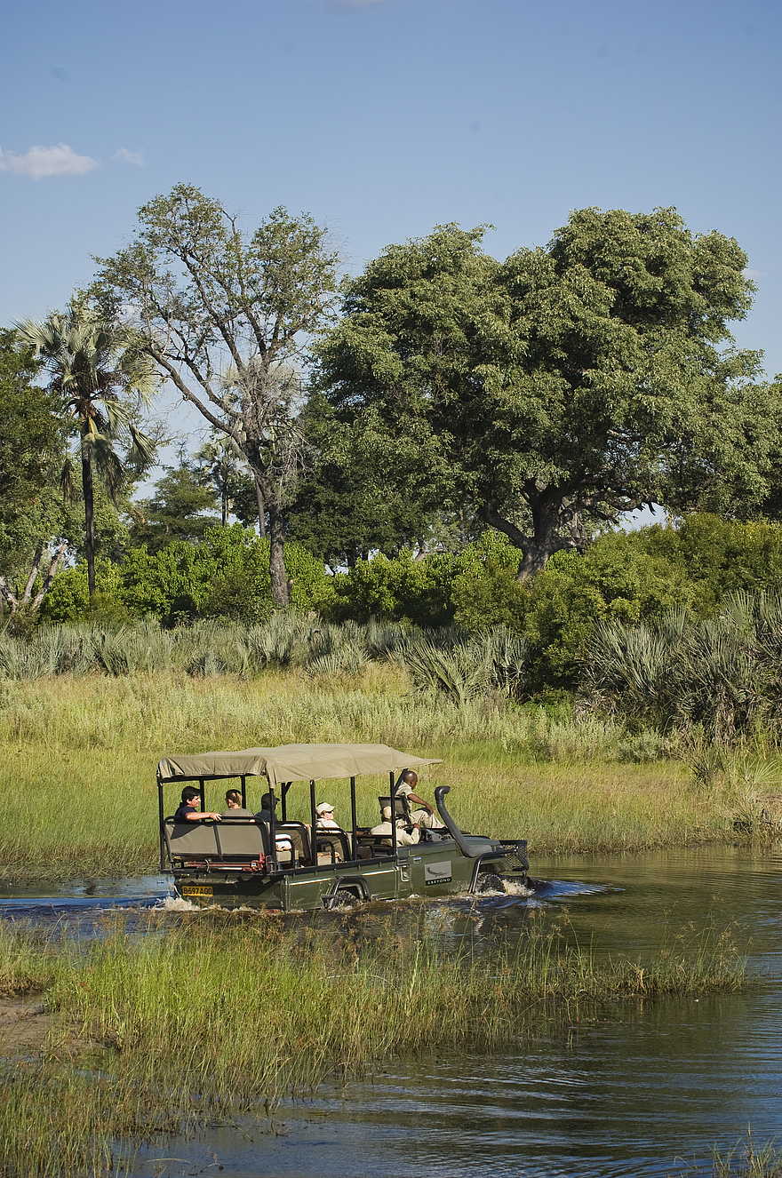 Sandibe Okavango Safari Lodge: Mit dem Auto durch den Fluss Sandibe Okavango Safari Lodge: Mit dem Auto durch den Fluss