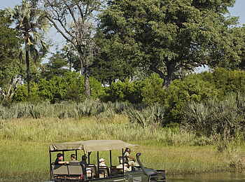 Sandibe Okavango Safari Lodge: Mit dem Auto durch den Fluss Sandibe Okavango Safari Lodge: Mit dem Auto durch den Fluss