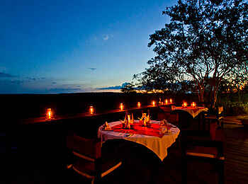 Taita Falcon Lodge: Abend auf dem Deck Taita Falcon Lodge: Abend auf dem Deck