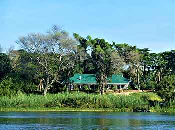 The River Farmhouse: Blick auf Farmhouse vom Fluß